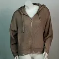 Nahaufnahme eines braunen, übergroßen Strick-Cardigans mit Kapuze und Rundreißverschluss - Khaki