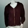Detailansicht eines Damen-Strickpullovers mit Kapuze und ausgefranstem Saum - Rot