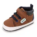 Bequeme braune Baby-Lauflernschuhe aus Segeltuch mit weichen Sohlen und Baby Boy Label - Innenlänge 11cm / Braun