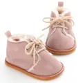 Detailansicht der rosa Baby-Winterstiefel mit warmem Fellfutter und rutschfester Sohle - Altrosa