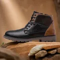 Détail latéral des bottes montantes en cuir pour hommes sur des rochers naturels. - Noir Rétro