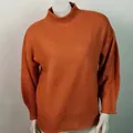 Vista detallada de la textura del suéter de punto naranja con cuello alto y puños - Rojo Ladrillo