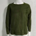 Dettaglio di un maglione da uomo in maglia verde oliva con girocollo e trama operata. - Verde militare