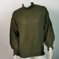 Primer plano de un suéter de punto verde de cuello alto para mujer en maniquí - Verde