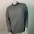 Detalle de suéter gris de cuello alto con textura de punto gofre y puños elásticos - Gris