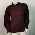 Primer plano de la textura de punto de este jersey burdeos oscuro de cuello alto - Burdeos