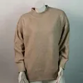 Primer plano de jersey de punto beige con cuello alto y puños acanalados - Caqui