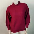 Vista detallada de un jersey de punto grueso granate con cuello alto y puños elásticos - Rosa rojo