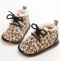 Detailaufnahme von Baby-Lernlaufschuhen mit Leopardenmuster, warmem Fleecefutter und rutschfester Sohle - Leopardenprint