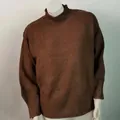 Detalle de un suéter de punto grueso color marrón con cuello alto y acabados en canalé - S / Tops / Marrón