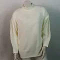 Primer plano de un jersey de cuello alto blanco crema de talla grande sobre maniquí - Blanco