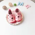 Nahaufnahme von rosa Lauflernschuhen für Kleinkinder mit niedlichen Bären- und Cupcake-Printmustern - Größe 19 (Innenlänge 12.5cm) / Kuchen Bär