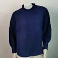 Vista detallada de un suéter de punto azul marino de cuello alto con textura de gofre - Azul Marino