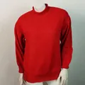 Primer plano detallado de un cómodo jersey de cuello alto rojo de gran tamaño para mujer - S / Tops / Rojo
