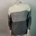 Vista detallada de un suéter de punto para mujer con cuello alto y bloques tricolores - S / Tops / Gris Patchwork