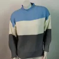 Vista detallada de un jersey de punto de cuello alto con textura suave de canalé - Retazos Azul