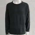 Detailansicht der schwarzen Waffelstrick-Textur beim Herren-Rundhals-Langarm-Strickpullover. - S / Oberteile / Dunkelgrau