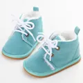 Detailansicht von warmen Baby-Winterstiefeln in Cyan mit weichem weißem Fellfutter - Himmelblau
