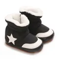 Gros plan de bottes de neige bébé noires avec motif étoile et doublure chaude - Noir