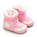Gros plan de bottes de neige roses pour bébé avec étoile et doublure en fourrure - Rose