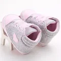 Detailansicht von rosa gepunkteten Babyschuhen mit Herzaufnäher und Bändern - 11cm / Grau