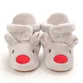 Vue détaillée de bottines d'hiver grises pour bébé avec motif renne et peluche. - Gris