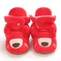 Gros plan sur des bottes de neige rouges en peluche pour bébé avec semelles antidérapantes. - Rouge