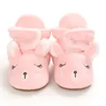 Gros plan de bottes de neige roses en peluche pour bébé avec broderie lapin mignon - Rose