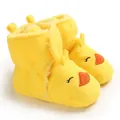 Primi piani di scarpine in peluche giallo per neonati con design a pulcino per il freddo. - 11cm / Anatroccolo (B220M) / Giallo