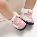 Nahaufnahme rosa Baby-Schneestiefel mit weichem Fellfutter und rutschfester Sohle - Rosa