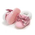Detailansicht der rosa Babylernschuhe mit großer Paillettenschleife und weißem Kunstpelz - 12cm / Rosa