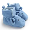 Primo piano di babbucce in pile blu per neonati con ricamo di elefante e chiusura a velcro. - 11cm / Elefante Blu