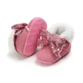 Detailansicht von rosa Fleece-Babystiefeln mit großer Paillettenschleife und weicher Sohle - 11cm / Dunkelrosa