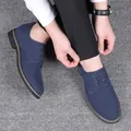Gros plan de chaussures derby élégantes en daim bleu pour hommes avec détails à lacets - Bleu foncé