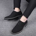 Gros plan détaillé de chaussures Derby élégantes en daim noir pour hommes avec lacets - Noir