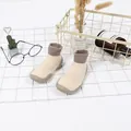 Detailansicht von rutschfesten Bodensocken für Kleinkinder mit weichen Gummisohlen und Strick - Beige