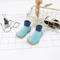 Nahaufnahme von gestrickten Baby-Bodensocken mit rutschfester Gummisohle in Blau - Himmelblau