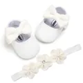 Vista detallada de zapatos de princesa para bebé de punto blanco con lazo y diadema - Blanco