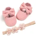 Detalle de zapatos de punto para bebé rosa con lazos grandes y diadema floral - Rosa