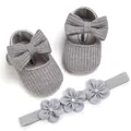 Zapatos de bebé tejidos grises con lazo grande y diadema floral a juego, set de 2 piezas - Gris