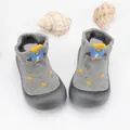 Calcetines de suelo para bebé gris con pingüino y suelas antideslizantes de goma - Gris