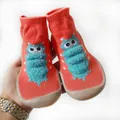 Scarpe a calzino per neonati arancioni con bruco blu in maglia - Bruco Rosa
