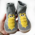 Scarpe a calzino per neonati in maglia grigia con bruco giallo morbido - Bruco Grigio