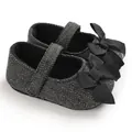 Detailansicht der grauen Baby-Lauflernschuhe mit Fischgrätmuster und Schleife. - Innenlänge 11cm / Schwarz