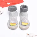 Primer plano de calcetines zapatos de bebé con parches de guantes y copos de nieve - Talla 20/21 / Manoplas de Navidad / Gris