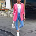 Vista de estilo callejero de una mujer con una chaqueta americana rosa entallada - Rosa rojo