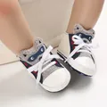 Detailaufnahme der Cartoon-Waschbär-Babyschuhe mit weicher Sohle und weißen Schnürsenkeln. - Aprikosenweiß