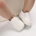 Dettaglio di scarpine bianche antiscivolo con suola morbida per neonati 0-12 mesi - Bianco (231)