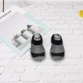 Primer plano de zapatos de punto para bebé a rayas blancas y negras con suela de goma - Talla 18/19 (Longitud interna 11,5 cm) / Estilo de Rayas / Negro