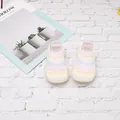 Zapatos tipo calcetín para bebé con rayas de arcoíris sobre fondo de ladrillo blanco - Talla 24/25 (Longitud Interior 14,5 cm) / Rayas de Arcoíris Rosas